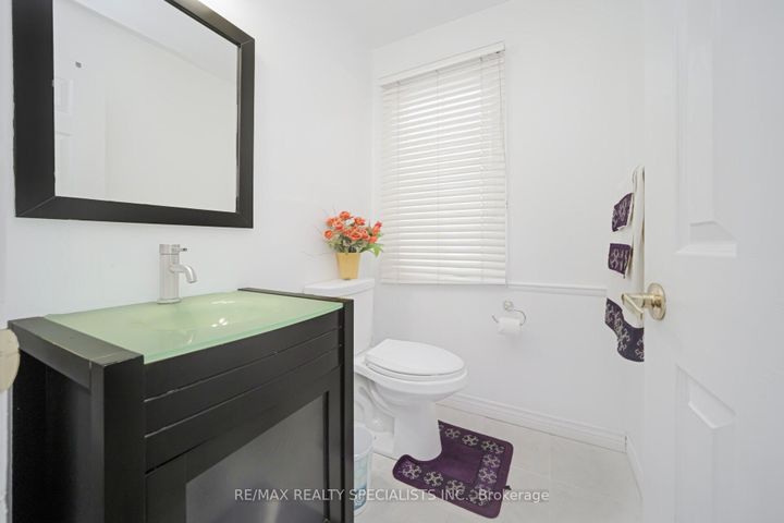 Photo 28 at 40 Floribunda Crescent, Bramalea West Industrial, Brampton