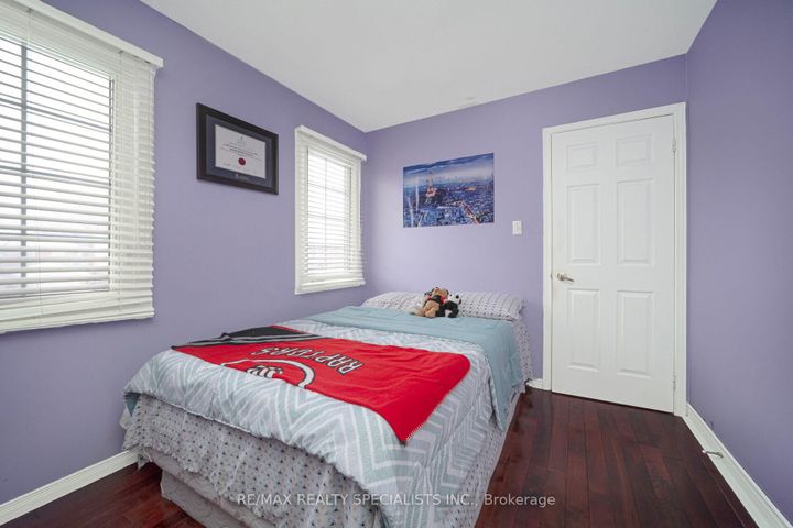 Photo 30 at 40 Floribunda Crescent, Bramalea West Industrial, Brampton