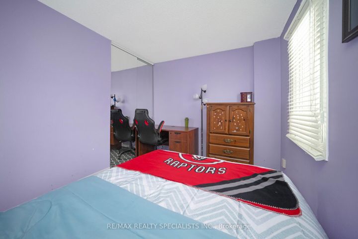 Photo 31 at 40 Floribunda Crescent, Bramalea West Industrial, Brampton