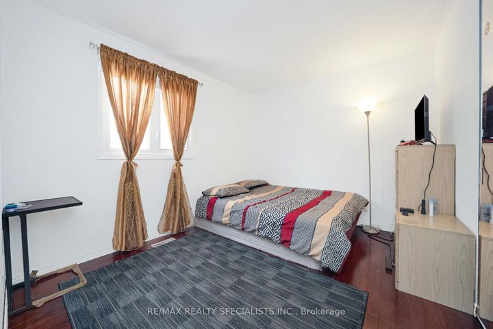 Photo 32 at 40 Floribunda Crescent, Bramalea West Industrial, Brampton