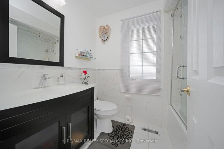 Photo 34 at 40 Floribunda Crescent, Bramalea West Industrial, Brampton