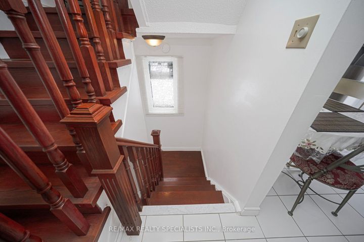 Photo 35 at 40 Floribunda Crescent, Bramalea West Industrial, Brampton