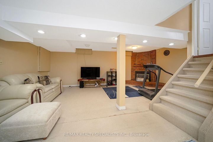 Photo 36 at 40 Floribunda Crescent, Bramalea West Industrial, Brampton