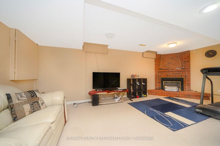 Photo 37 at 40 Floribunda Crescent, Bramalea West Industrial, Brampton