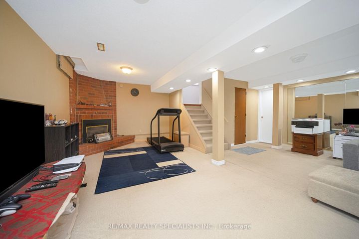 Photo 38 at 40 Floribunda Crescent, Bramalea West Industrial, Brampton