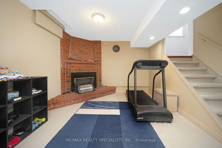 Photo 39 at 40 Floribunda Crescent, Bramalea West Industrial, Brampton