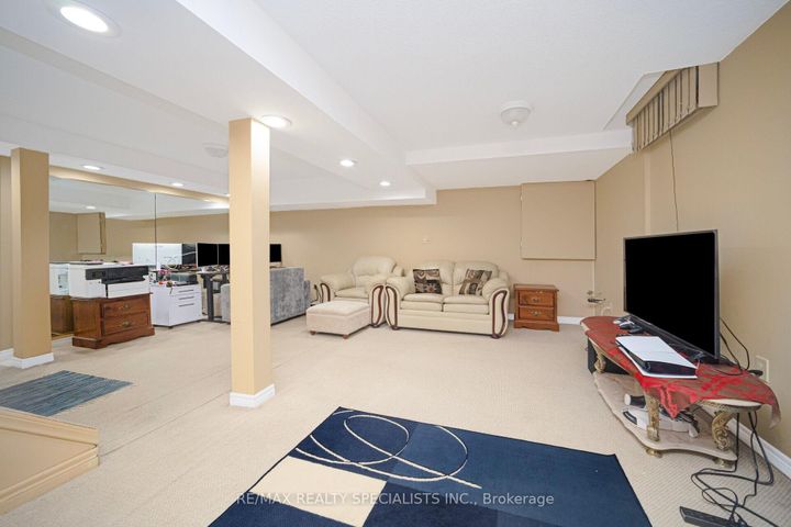 Photo 40 at 40 Floribunda Crescent, Bramalea West Industrial, Brampton