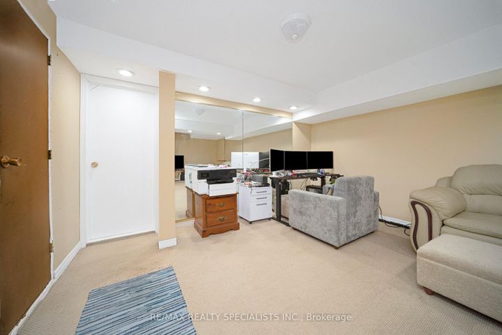 Photo 41 at 40 Floribunda Crescent, Bramalea West Industrial, Brampton