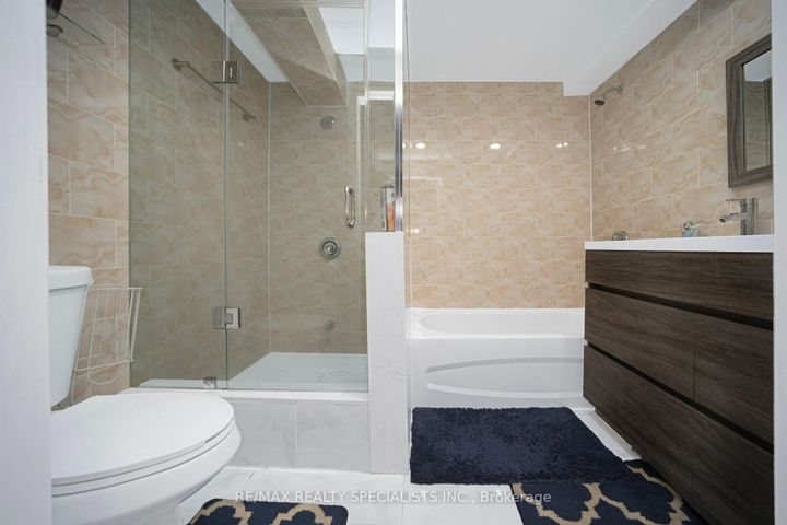 Photo 42 at 40 Floribunda Crescent, Bramalea West Industrial, Brampton