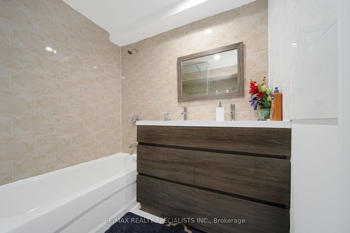 Photo 43 at 40 Floribunda Crescent, Bramalea West Industrial, Brampton