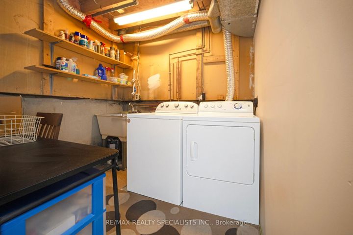 Photo 44 at 40 Floribunda Crescent, Bramalea West Industrial, Brampton