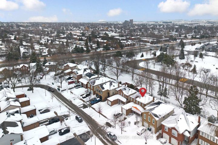 Photo 47 at 40 Floribunda Crescent, Bramalea West Industrial, Brampton