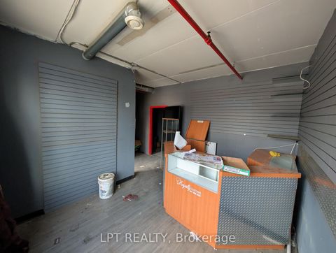 Photo 5 at 4 - 181 Woodstream Boulevard, Vaughan Grove, Vaughan