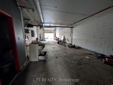 Photo 8 at 4 - 181 Woodstream Boulevard, Vaughan Grove, Vaughan