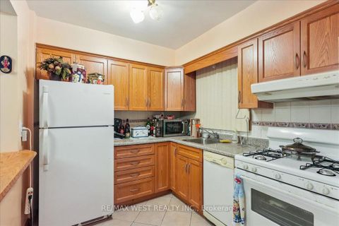 Photo 3 at 3 Hilldale Road NW, Smythe, Toronto