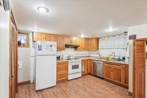 Photo 9 at 3 Hilldale Road NW, Smythe, Toronto