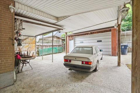 Photo 10 at 3 Hilldale Road NW, Smythe, Toronto