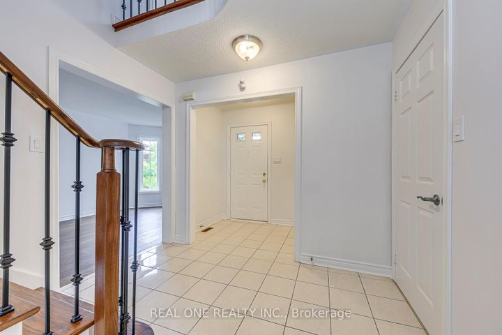 Photo 2 at 5192 Castlefield Drive, East Credit, Mississauga