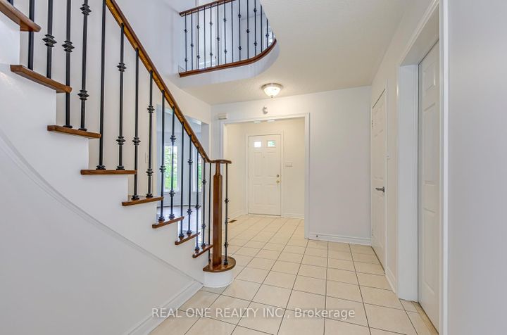 Photo 3 at 5192 Castlefield Drive, East Credit, Mississauga