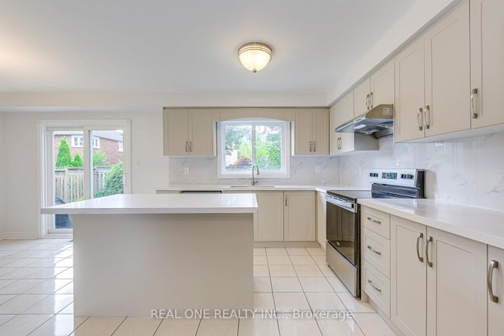 Photo 9 at 5192 Castlefield Drive, East Credit, Mississauga