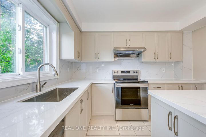 Photo 10 at 5192 Castlefield Drive, East Credit, Mississauga