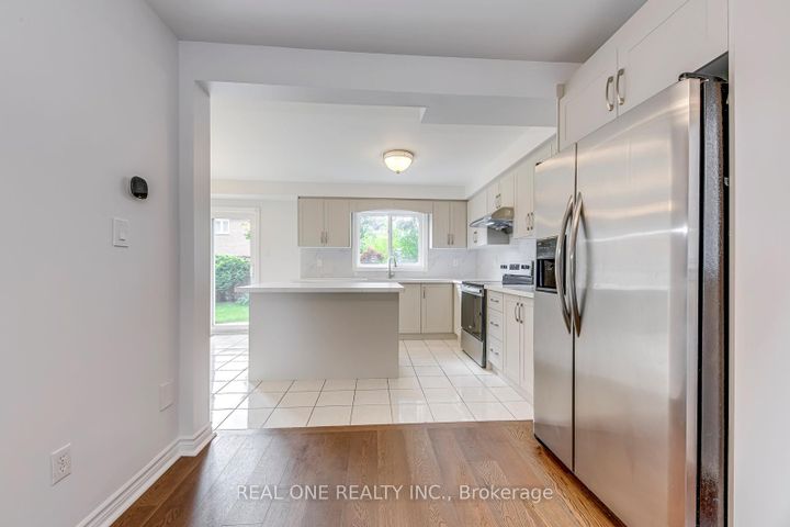 Photo 11 at 5192 Castlefield Drive, East Credit, Mississauga