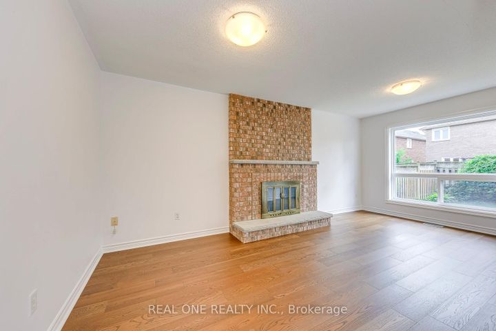 Photo 15 at 5192 Castlefield Drive, East Credit, Mississauga