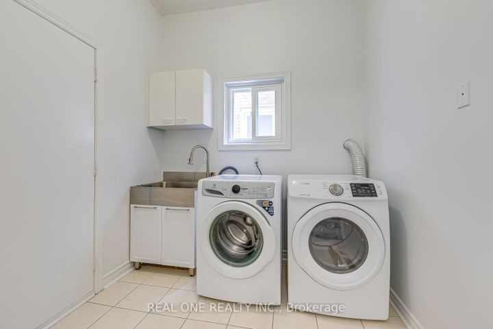 Photo 17 at 5192 Castlefield Drive, East Credit, Mississauga