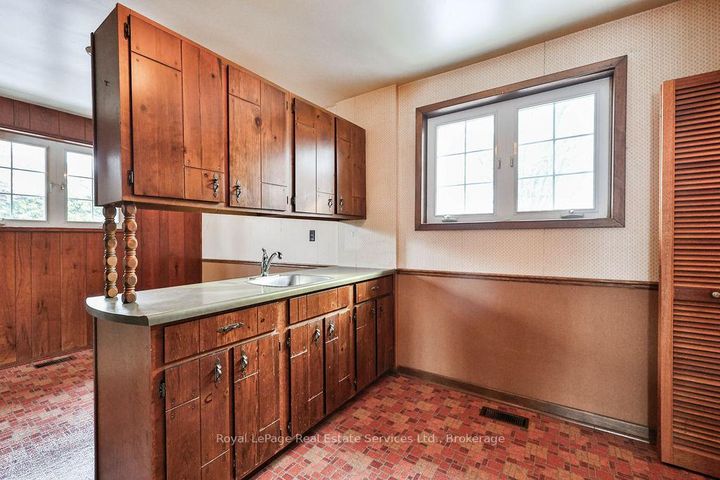 Photo 8 at 557 Stonecliffe Road, WO West, Oakville