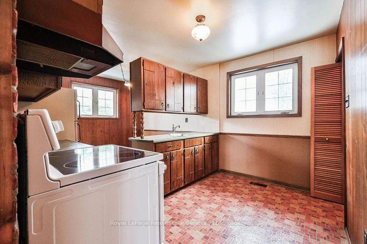 Photo 12 at 557 Stonecliffe Road, WO West, Oakville