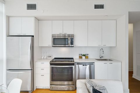 Photo 7 at 802 - 30 Roehampton Avenue, Mount Pleasant West, Toronto