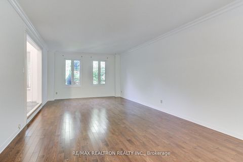 Photo 12 at 19 Crystal Drive N, Mill Pond, Richmond Hill