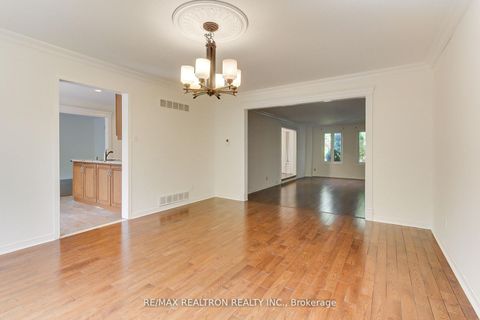 Photo 14 at 19 Crystal Drive N, Mill Pond, Richmond Hill