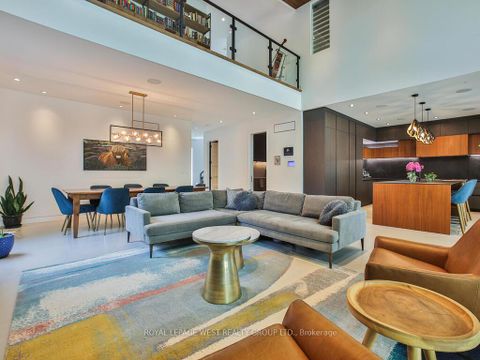 Photo 2 at 4 Old Oak Road, Kingsway South, Toronto