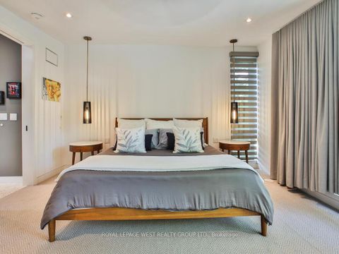 Photo 24 at 4 Old Oak Road, Kingsway South, Toronto