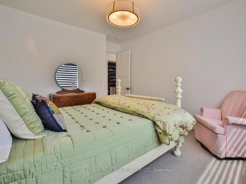 Photo 31 at 4 Old Oak Road, Kingsway South, Toronto