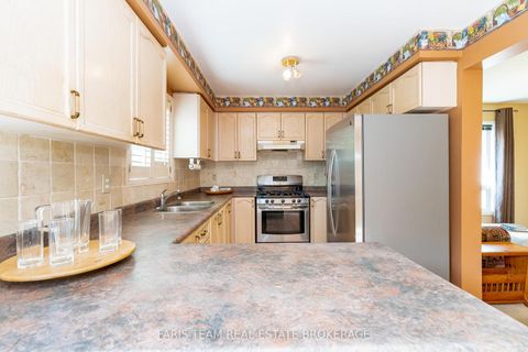 Photo 4 at 230 Mary Anne Drive, Painswick North, Barrie