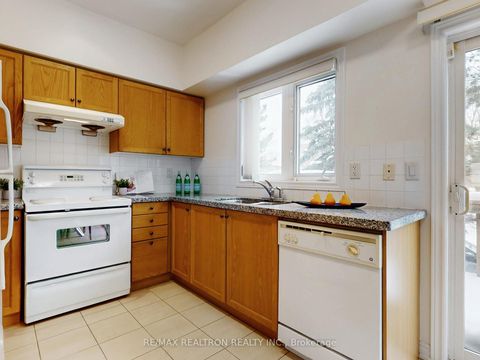 Photo 6 at 12 - 9133 Bayview Avenue, Doncrest, Richmond Hill