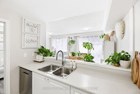 Photo 9 at 37 - 430 Mapleview Drive E, Painswick South, Barrie