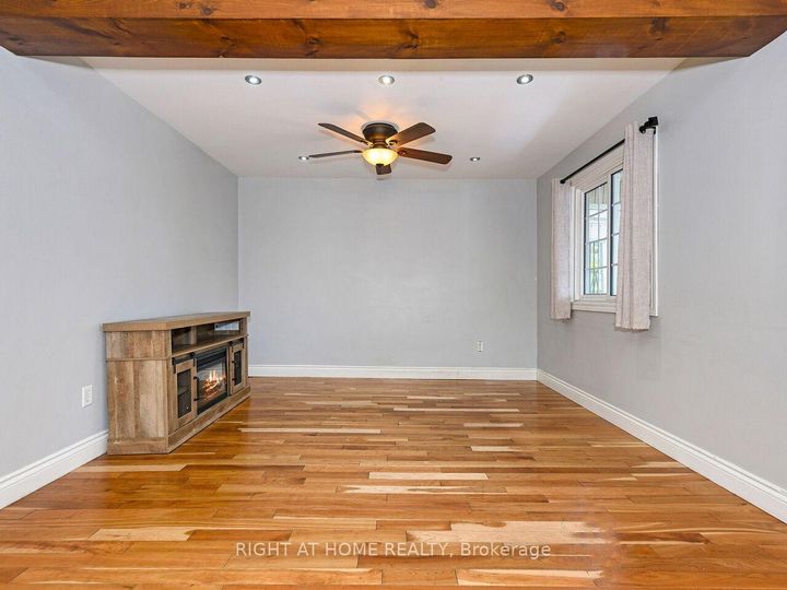 Photo 4 at 180 Rosslyn Avenue N, Crown Point, Hamilton