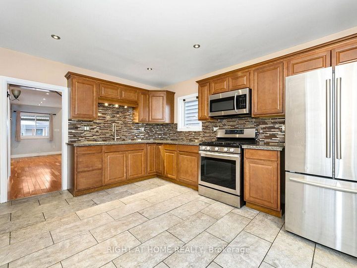 Photo 6 at 180 Rosslyn Avenue N, Crown Point, Hamilton