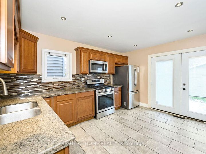 Photo 7 at 180 Rosslyn Avenue N, Crown Point, Hamilton