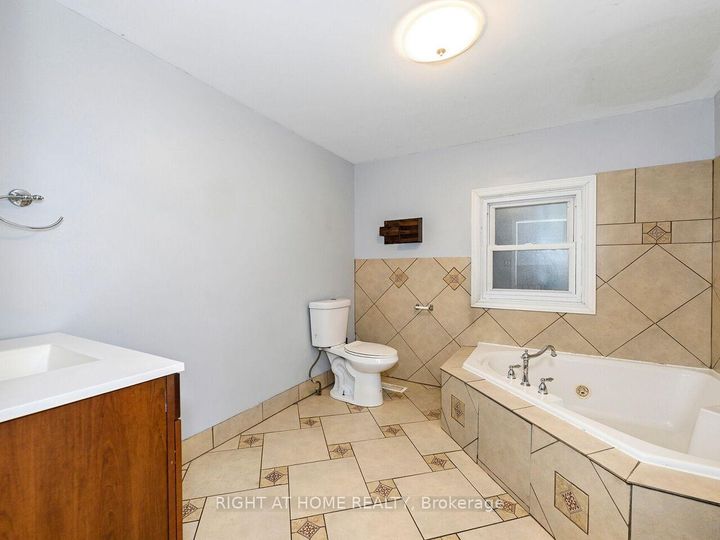 Photo 11 at 180 Rosslyn Avenue N, Crown Point, Hamilton