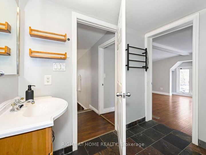 Photo 20 at 180 Rosslyn Avenue N, Crown Point, Hamilton