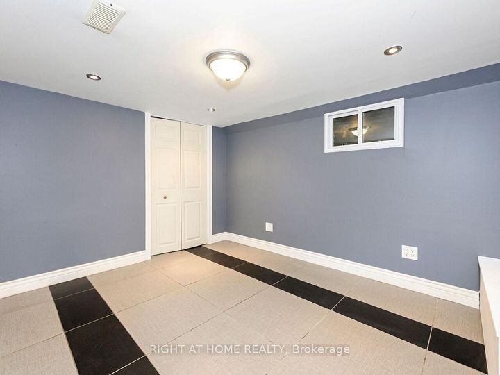 Photo 23 at 180 Rosslyn Avenue N, Crown Point, Hamilton