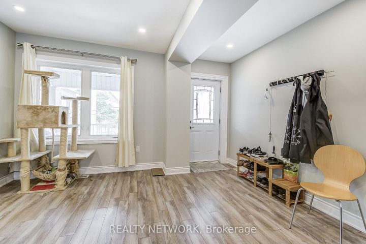 Photo 1 at 88 Rosslyn Avenue N, Crown Point, Hamilton