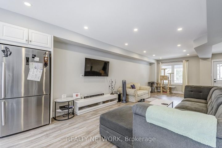 Photo 2 at 88 Rosslyn Avenue N, Crown Point, Hamilton