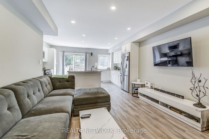 Photo 3 at 88 Rosslyn Avenue N, Crown Point, Hamilton