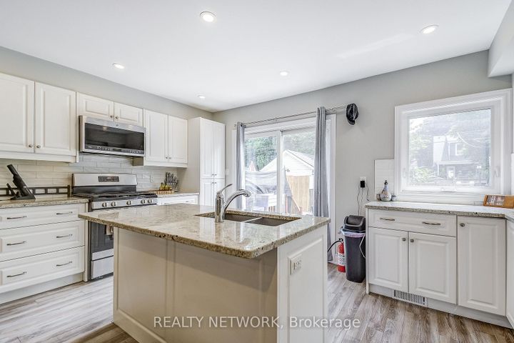 Photo 5 at 88 Rosslyn Avenue N, Crown Point, Hamilton