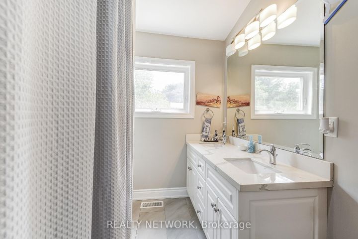 Photo 7 at 88 Rosslyn Avenue N, Crown Point, Hamilton